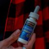 Minoxidil Kirkland 5% + Multivitamínico Ativador MAJOR 7 BTV - Site Oficial Aplica o de Minoxidil na barba com conta gotas para estimular o crescimento dos fios