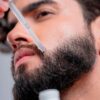 Minoxidil Kirkland 5% + Multivitamínico Ativador MAJOR 6 BTV - Site Oficial Minoxidil Kirkland 5 original sendo segurado por cliente em ambiente r stico